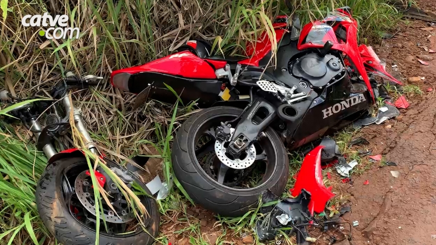 Motociclista fica gravemente ferido em batida contra caminhão em