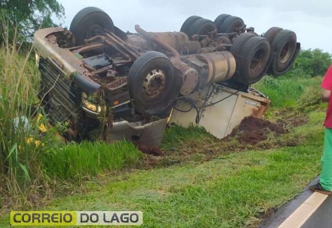 Caminhão carregado farelo tomba entre Diamante do Oeste e Vera Cruz