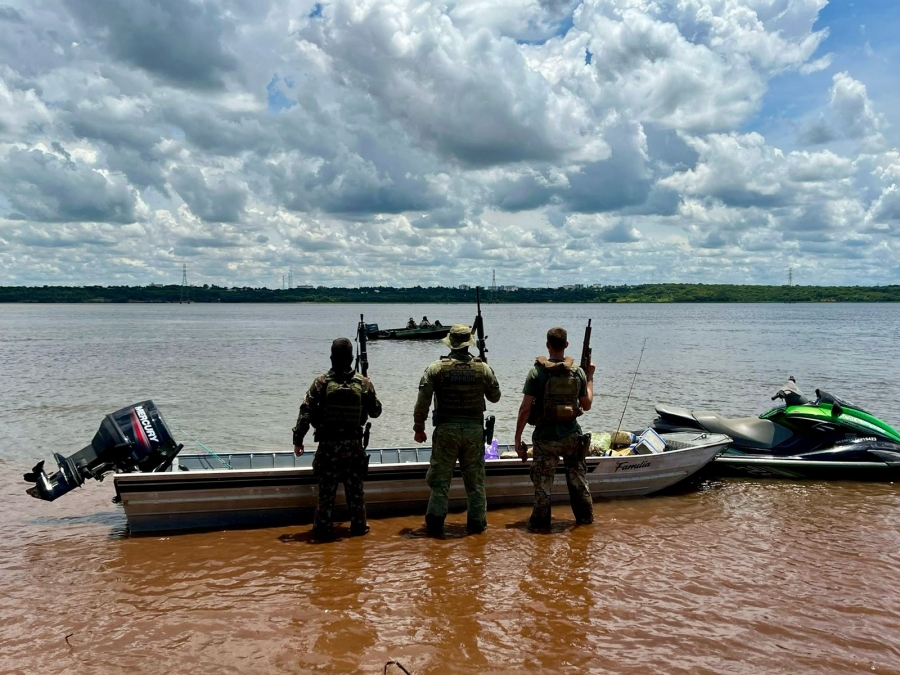 BPFRON PF PC e Exército Brasileiro apreendem embarcação drogas e