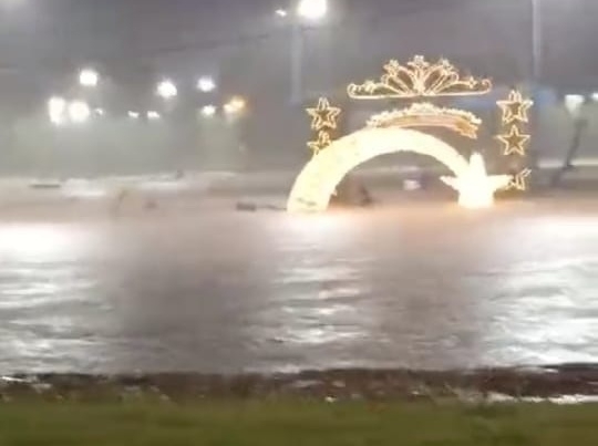 Forte Chuva Alaga Ruas E Casas Em Gua Ra Uma Ponte Caiu Cotidiano