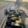 Motorista e passageiro da carreta foram presos por tráfico de drogas (Foto: PRF ) 