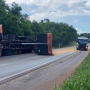 A carga de milho ficou espalhada na rodovia  (Foto: Maicon Stefan/Ponto da Notícia ) 