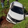 Honda Civic capotou, parando no canteiro central da rodovia (Foto: Toledo News ) 