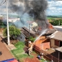 Incêndio de grandes proporções destrói duas casas no Jardim Panorama II (Foto: Gilmar Angelo/Toledo News ) 