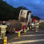 O caminhoneiro teve ferimentos gravíssimos e acabou morrendo entre as ferragens (Foto: OBemdito ) 