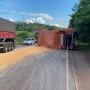 A carga de milho ficou espalhada na rodovia  (Foto: Maicon Stefan/Ponto da Notícia ) 