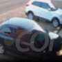 Carro entrou em movimento e prensou a mulher contra a parede  (Foto: CATVE ) 